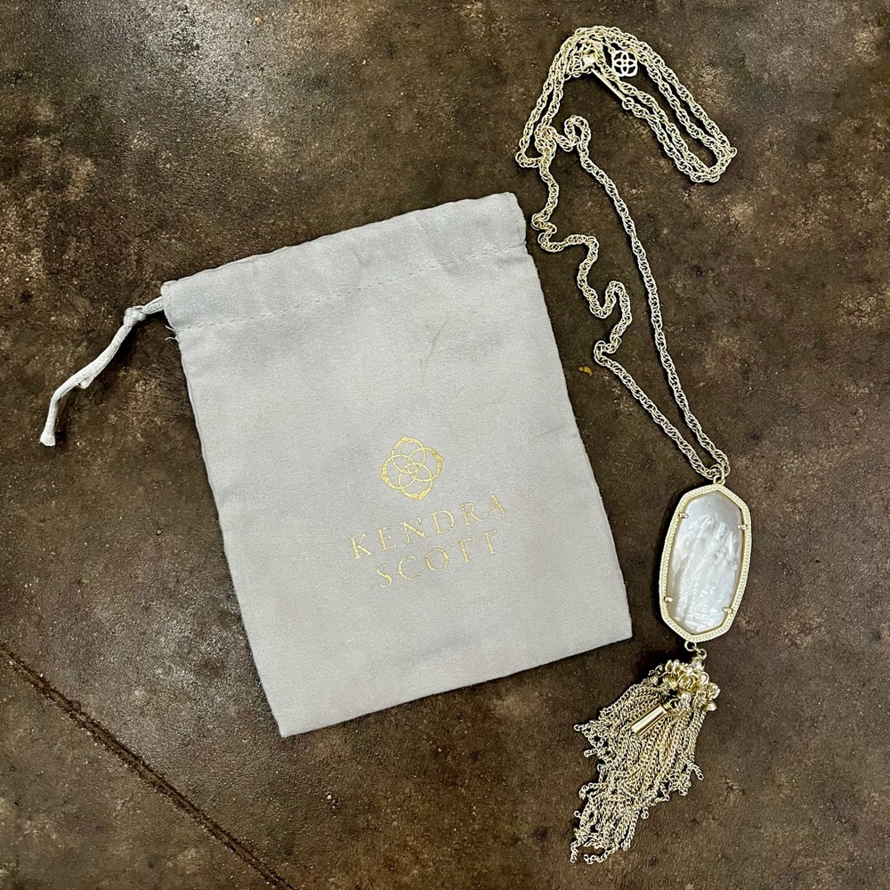 Kendra Scott Rayne Necklace. Pearl White. Chain is 30”. Looks like new.